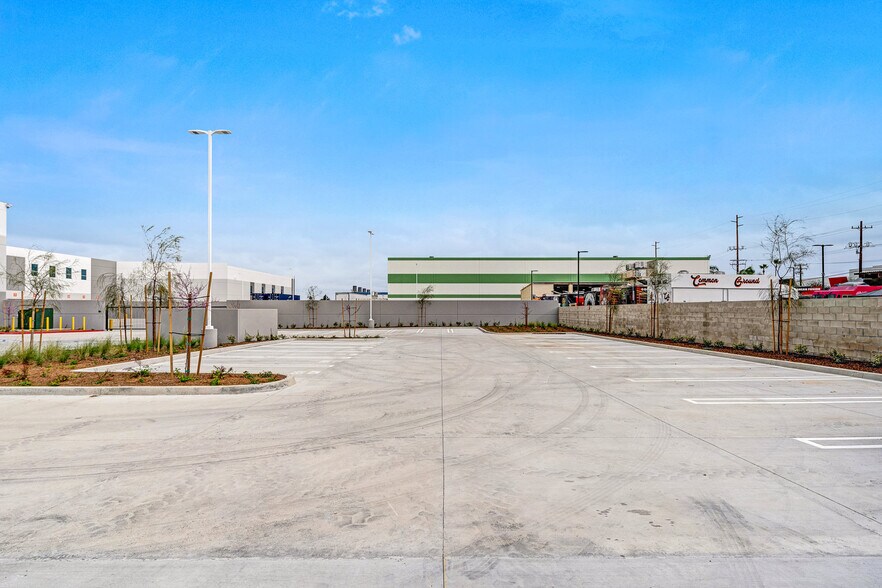 More Photos Of 3071 E Coronado St, Anaheim Warehouse For Lease