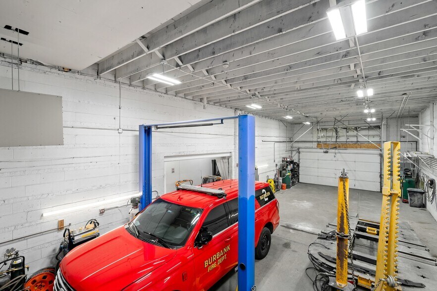 More Photos Of 5512 W 79th St, Burbank Storefront Retail Residential For Sale