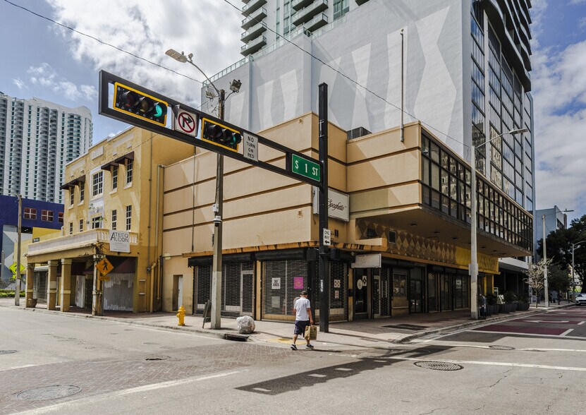 More Photos Of 100-108 S Miami Ave, Miami Freestanding For Lease