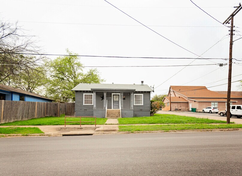 More Photos Of 415 N Main St, Belton General Retail For Sale