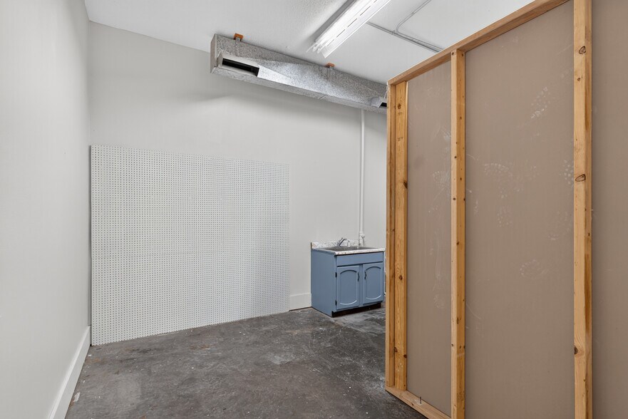 More Photos Of 908 N 4th St, Ames Warehouse For Lease