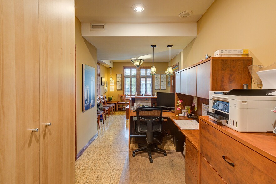 More Photos Of 415 Rue Du Village, Repentigny Office For Sale