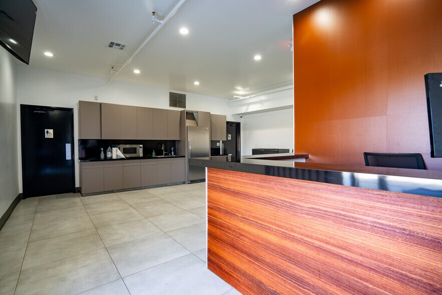 More Photos Of 19533 McLane St, Palm Springs Distribution For Sale