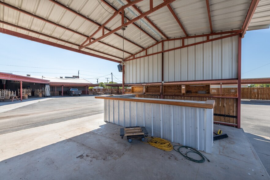 More Photos Of 1402 Old Iowa Park, Wichita Falls Specialty For Lease