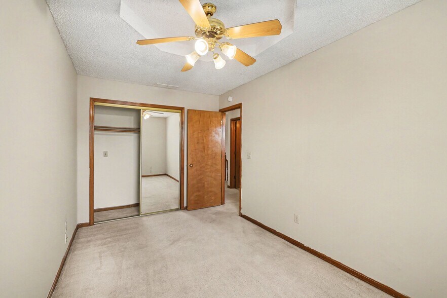 More Photos Of 209 SW Pryor Rd, Lee's Summit Multifamily For Sale