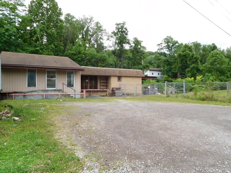 More Photos Of 212 Flint St, Clarksburg Service For Lease