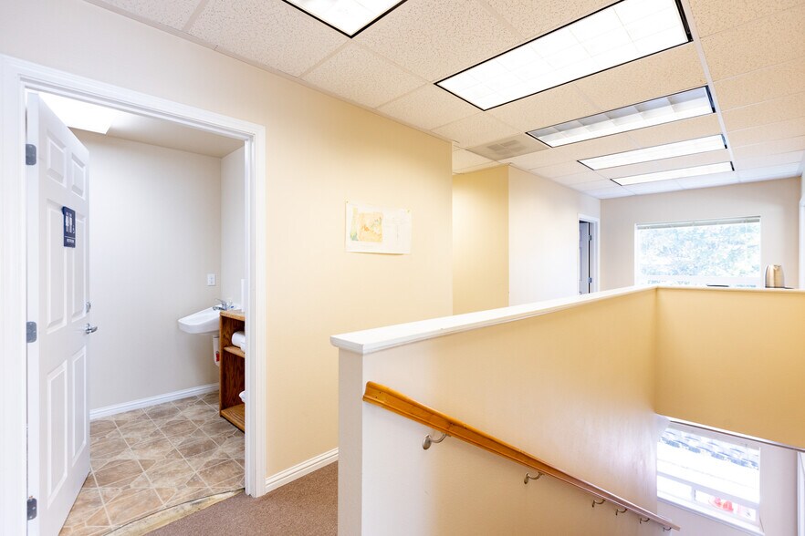 More Photos Of 200 N Wasco Ct, Hood River Warehouse For Lease