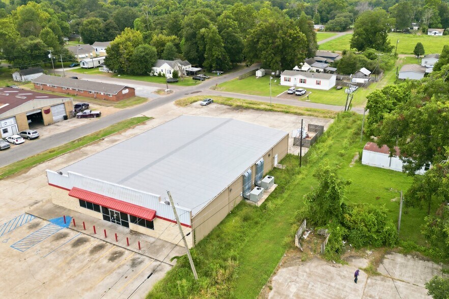 More Photos Of 504 N EE Wallace Blvd, Ferriday Storefront For Sale