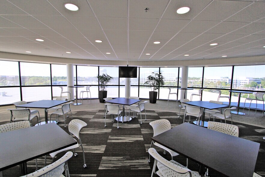 More Photos Of 570 Lake Cook Rd, Deerfield Office For Lease