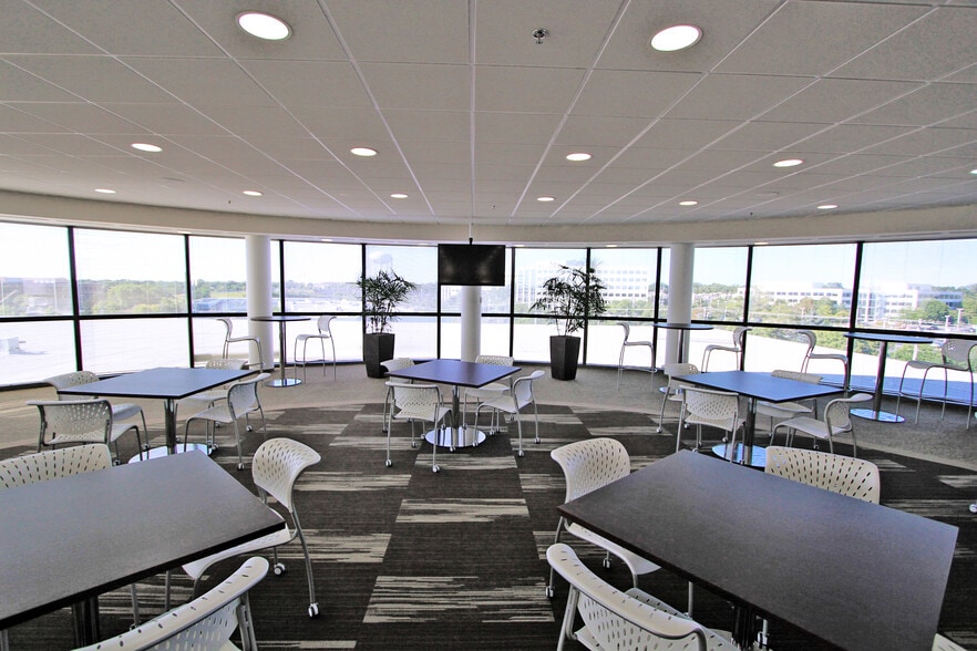 More Photos Of 570 Lake Cook Rd, Deerfield Office For Lease