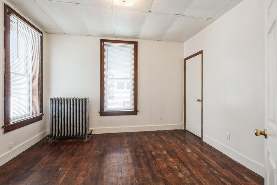 More Photos Of 557 6th Ave S, Clinton Apartments For Sale