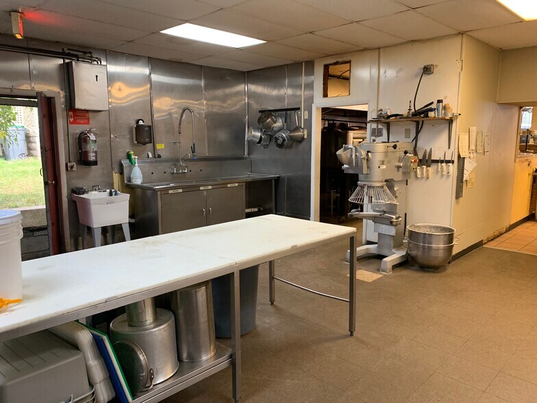 More Photos Of 1007 Van Antwerp Rd, Niskayuna Restaurant For Lease