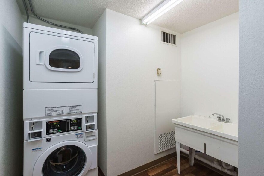 More Photos Of 1334 N Washington St, Dale Hotel For Sale