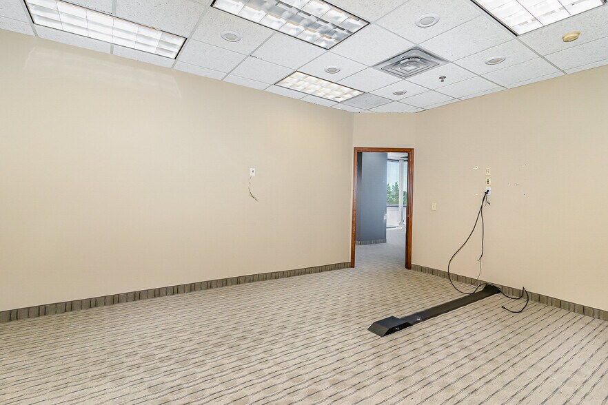 More Photos Of 941 Hillwind Rd NE, Minneapolis Medical For Lease