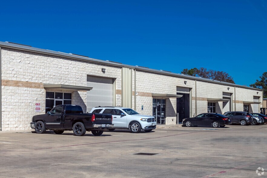 More Photos Of 702 S Persimmon St, Tomball Warehouse For Lease