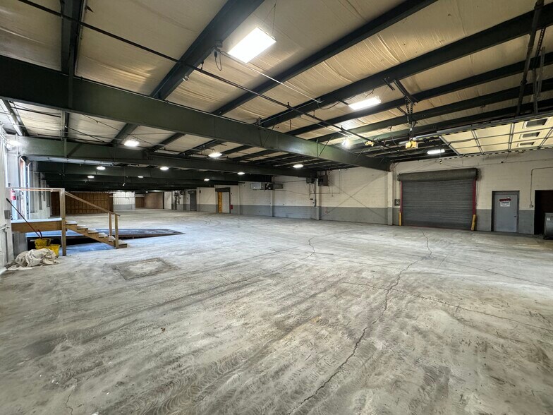 More Photos Of 6704 Pingree Rd, Crystal Lake Manufacturing For Lease