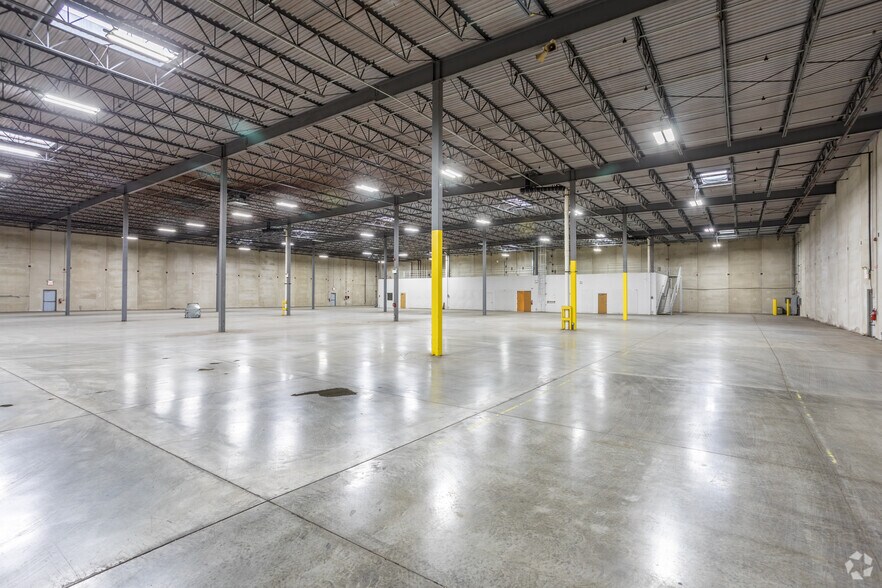 More Photos Of 2401 SE Creekview Dr, Ankeny Distribution For Lease
