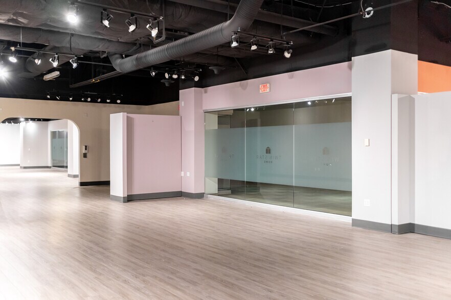 More Photos Of 495 S Grand Central Pky, Las Vegas Showroom For Lease