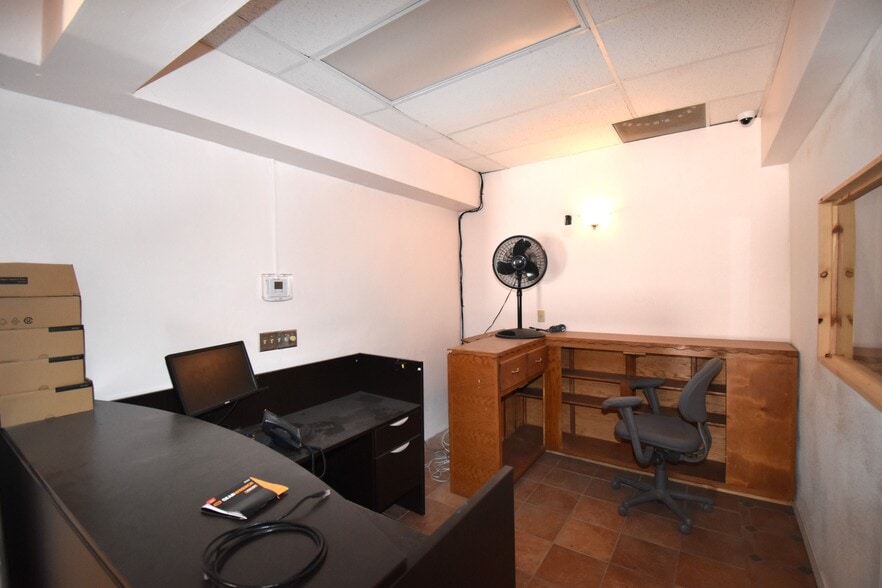 More Photos Of 201 Third NW St, Fabens Showroom For Sale