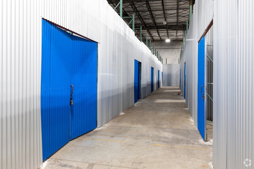 More Photos Of 2507 Investors Row, Orlando Distribution For Lease