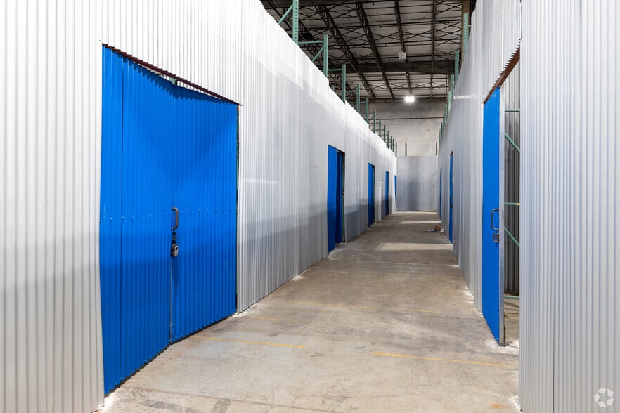 More Photos Of 2507 Investors Row, Orlando Distribution For Lease