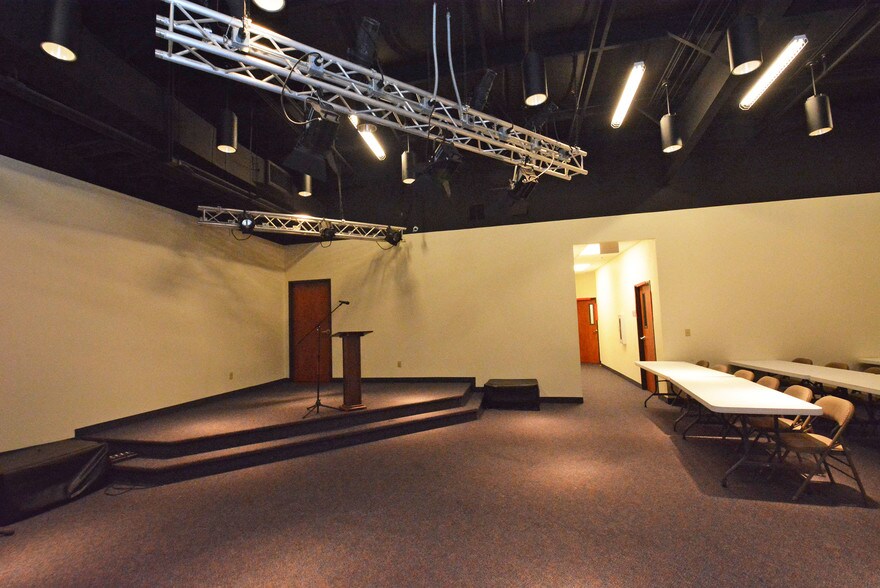 More Photos Of 8955 South Fwy, Houston Schools For Lease