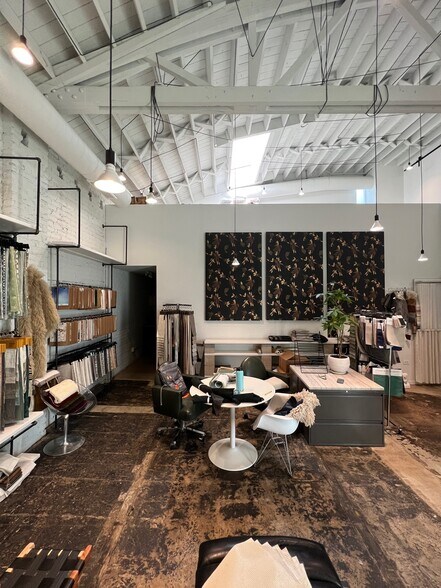 More Photos Of 3146 W Chicago Ave, Chicago Showroom For Sale