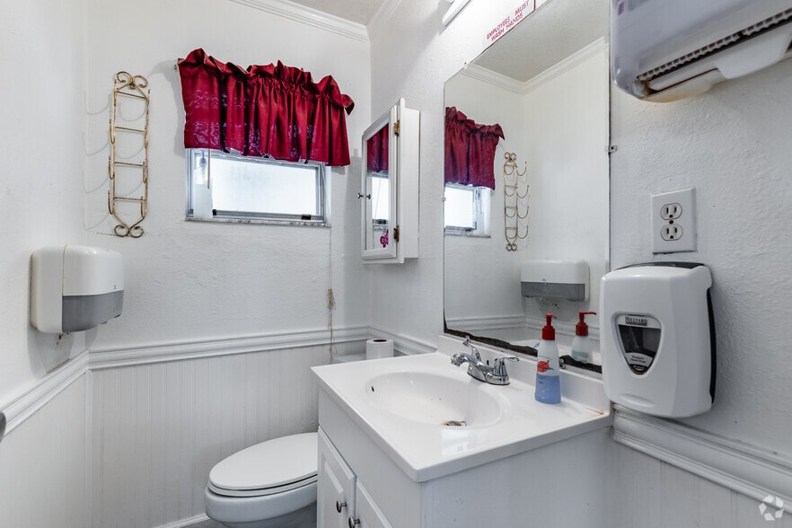 More Photos Of 6005 SE Cypress Rd, Belleview Assisted Living For Sale