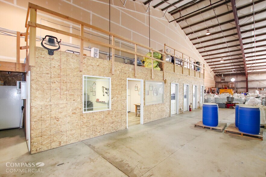 More Photos Of 494 SW Veterans Way, Redmond Warehouse For Lease