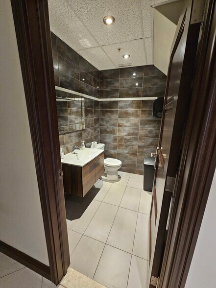 More Photos Of 2305-2329 Rue Guénette, Saint-Laurent Distribution For Sale