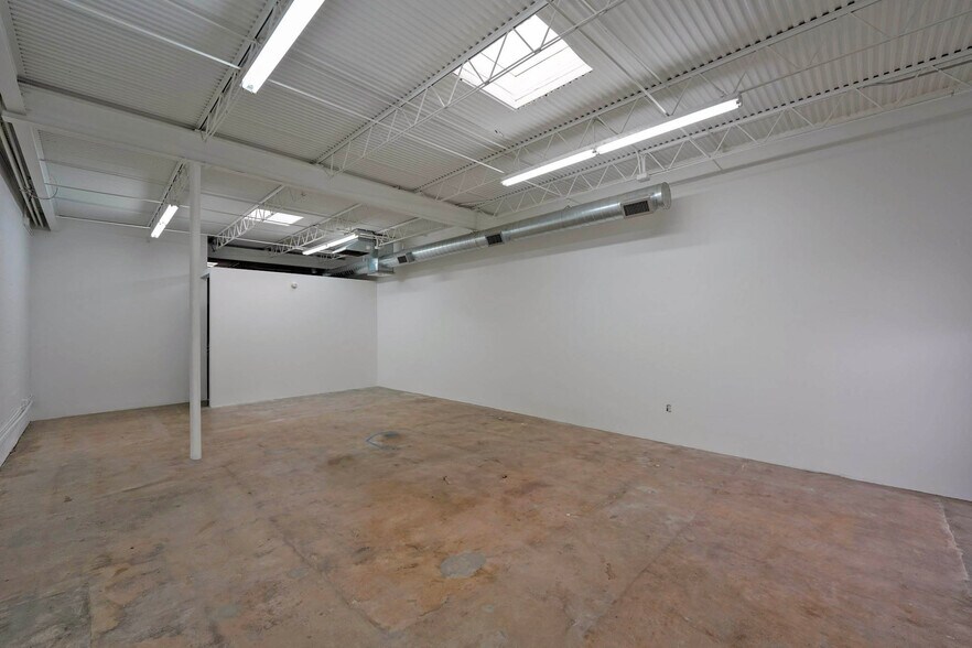 More Photos Of 1520 Center St, Houston Warehouse For Lease