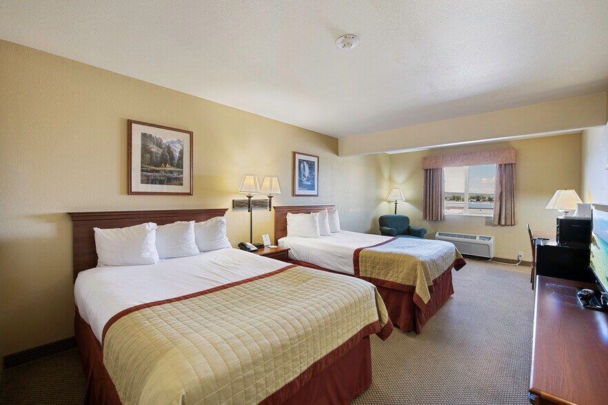 More Photos Of 1424 W Pine St, Pinedale Hotel For Sale