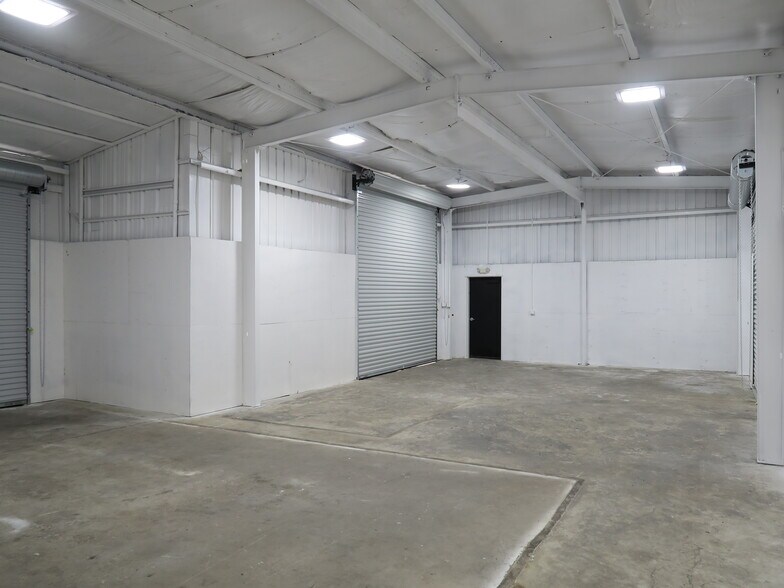 More Photos Of 5638 Star Ln, Houston Auto Dealership For Lease