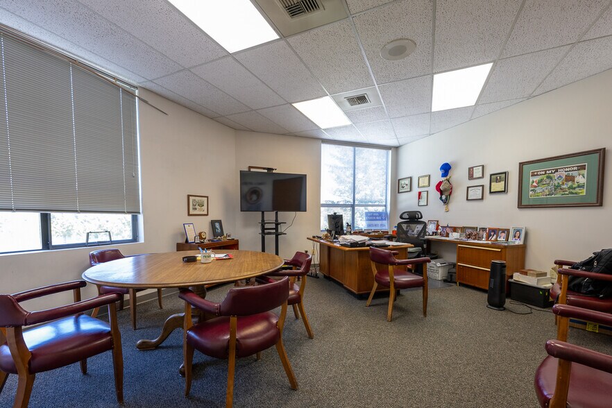 More Photos Of 1715 100th Pl SE, Everett Office For Sale
