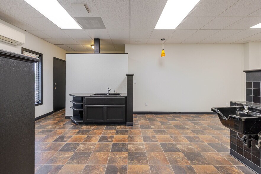 More Photos Of 220 W Cascade Ave, Sisters Storefront Retail Office For Lease