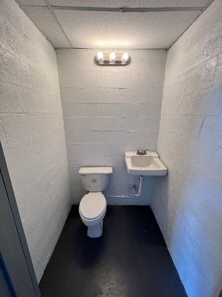 More Photos Of 1909-2099 Opa Locka Blvd, Miami Warehouse For Lease