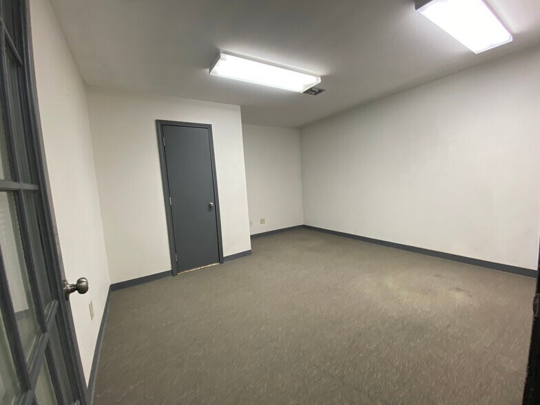 More Photos Of 4770 Washington Blvd, Beaumont Light Distribution For Lease