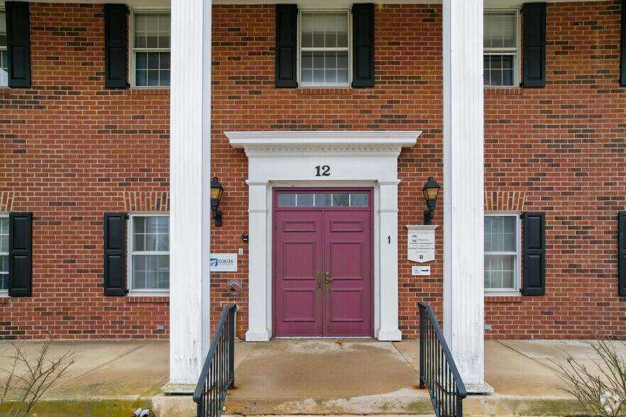 More Photos Of 12 W Wenger Rd, Englewood Office For Lease