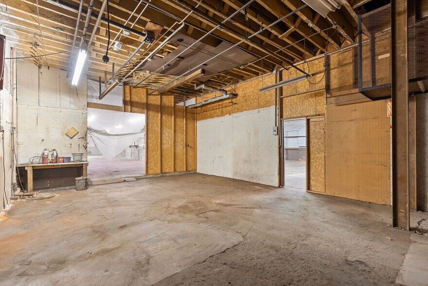 More Photos Of 314 E Market St, Warsaw Showroom For Sale