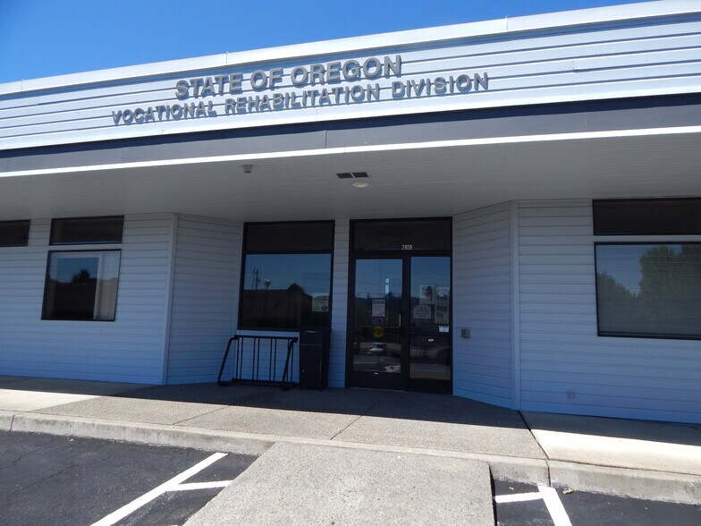 More Photos Of 2020-2040 NW Newcastle St, Roseburg Office For Lease