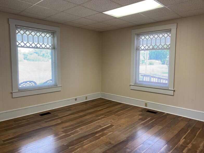 More Photos Of 314 E Atlantic St, South Hill Office For Sale