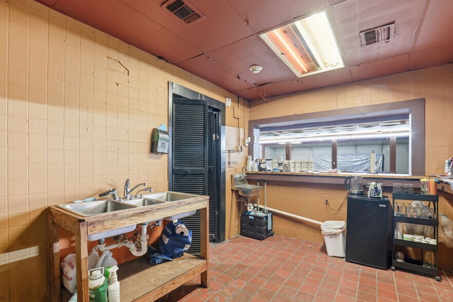 More Photos Of 17422 Beaumont Hwy, Houston Restaurant For Sale