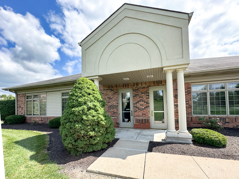More Photos Of 901 Chestnut Hills Pky, Fort Wayne Office For Sale