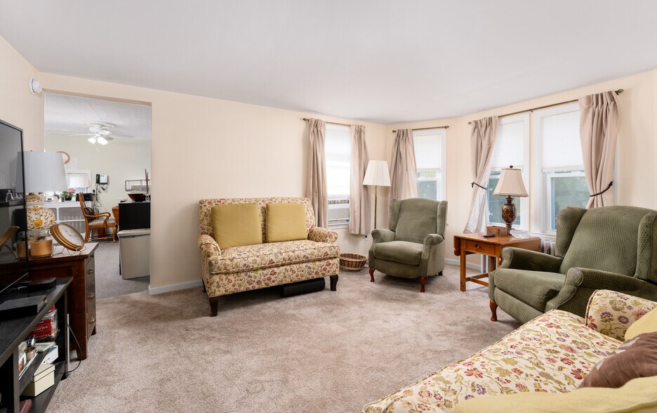 More Photos Of 94 E Montauk Hwy, Hampton Bays General Retail For Sale