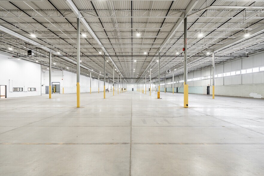 More Photos Of 4500 Ch Bois-Franc, Montréal Warehouse For Sale