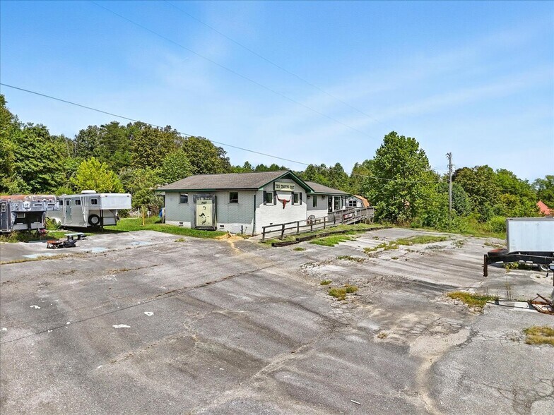 More Photos Of 2101 E Raccoon Valley Rd, Heiskell Garden Center For Sale