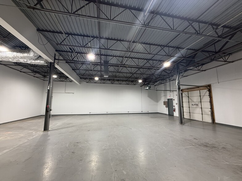 More Photos Of 100-112 Terrace Dr, Mundelein Warehouse For Lease