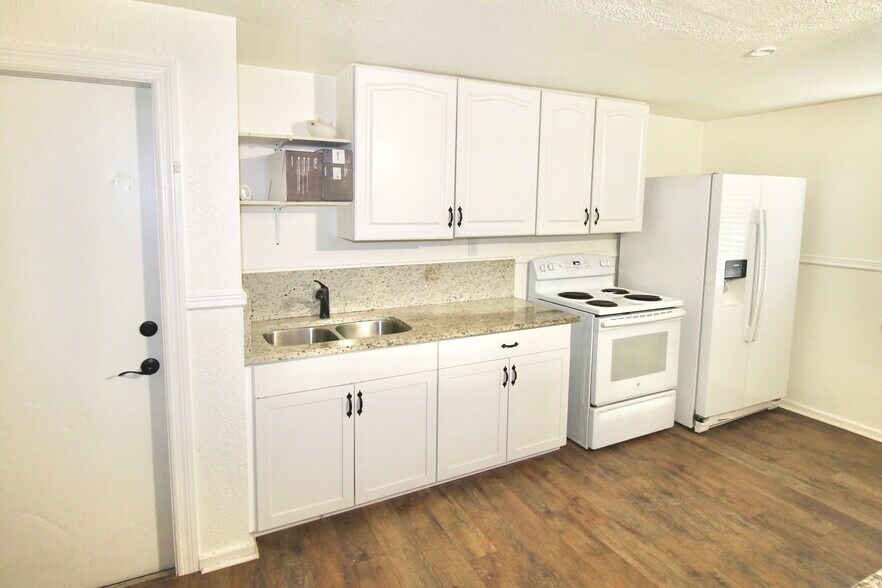 More Photos Of 610 Dundee Rd, Dundee Storefront Retail Residential For Lease