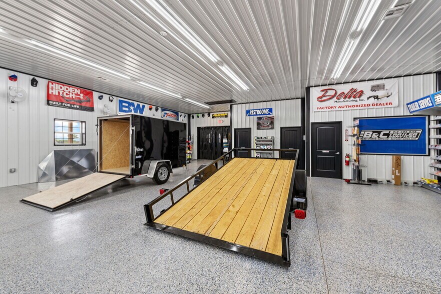 More Photos Of 26091 OK-51, Wagoner Showroom For Sale