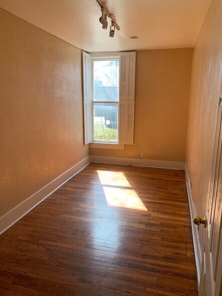 More Photos Of 903 N Elm St, Denton Office For Lease